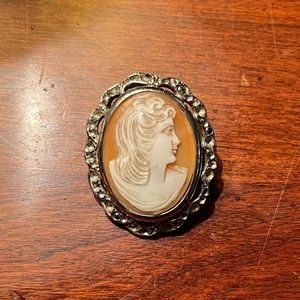 CAMEO antique vintage 1940s carved shell brooch
